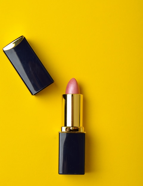 Modischer Rosa Lippenstift Und Copeck Auf Gelbem Pastellhintergrund Minimalistische Mode Machen Sie Ihre Lippen Verfuhrerisch Premium Foto