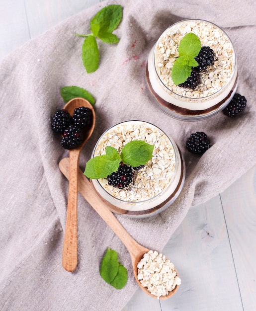 Müsli dessert auf gläsern Kostenlose Foto