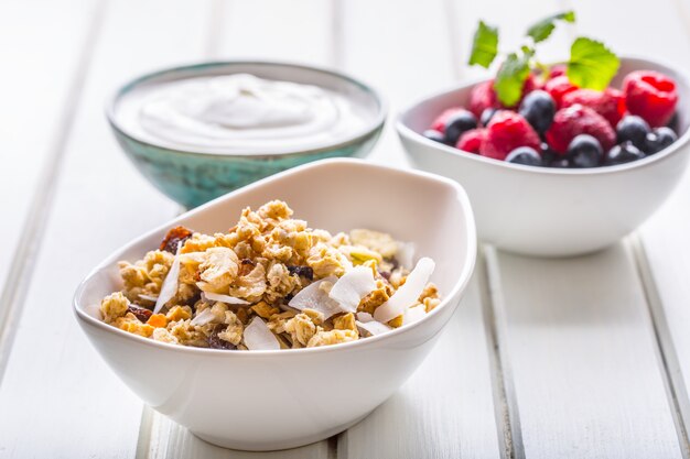 Müsli joghurt und beeren. gesundes frühstück mit joghurtgranola und ...