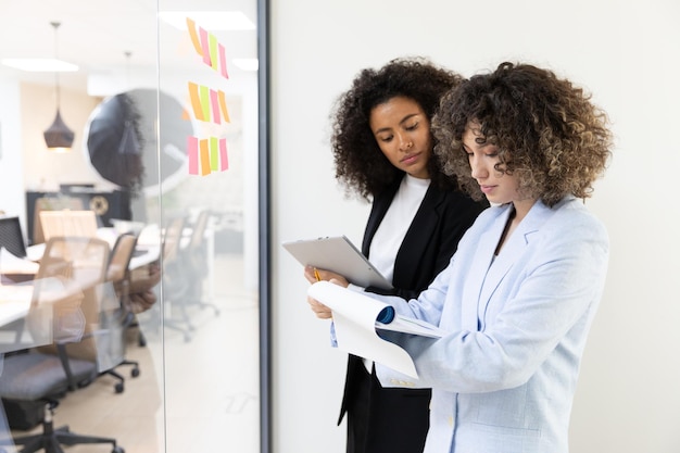 Multikulturelle mitarbeiter die whiteboards verwenden  und 