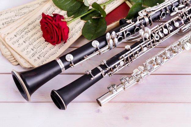 Musikalischer Hintergrund Plakat Oboe Klarinette Flote Rose Sinfonieorchester Premium Foto