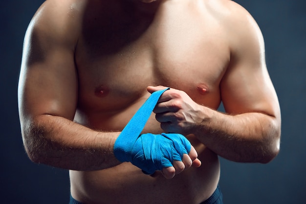 Muskul Ser Boxer Der Seine H Nde Auf Grau Verbindet Kostenlose Foto