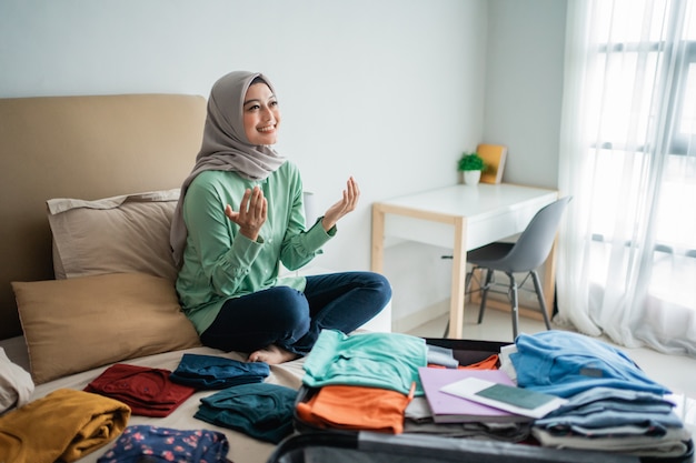 Muslimische Frauen Beten Mit Bett Voller Kleidung Premium Foto