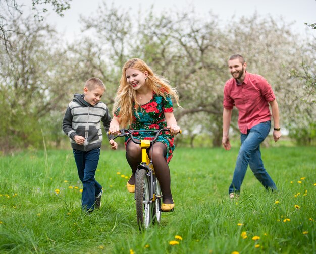 Mutter, die sohn unterrichtet, um durch sein beispiel ein fahrrad zu fahren Premium Fotos