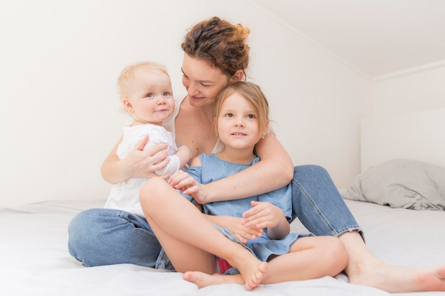 Mutter genießt zeit mit kindern zu hause Kostenlose Foto