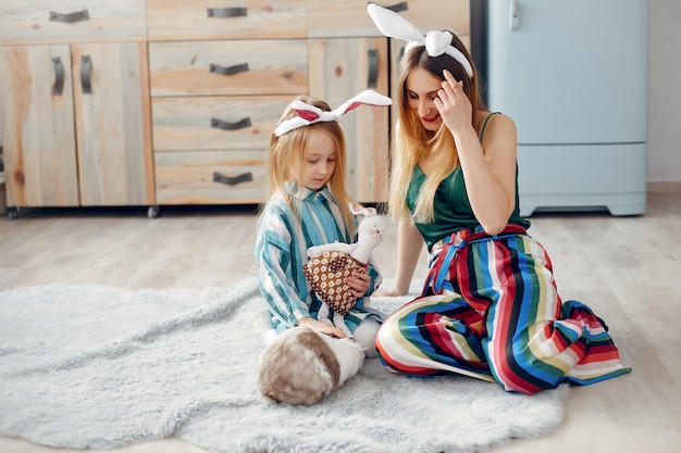 Mutter mit kleiner tochter in einem raum Kostenlose Fotos