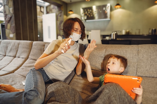 Mutter mit kleinerem sohn, der zu hause in der quarantäne