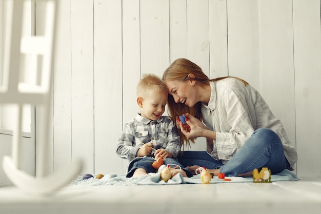 Mutter mit sohn bereitet ostern zu hause vor Kostenlose Foto