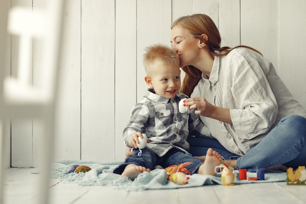 Mutter mit sohn bereitet ostern zu hause vor Kostenlose Foto