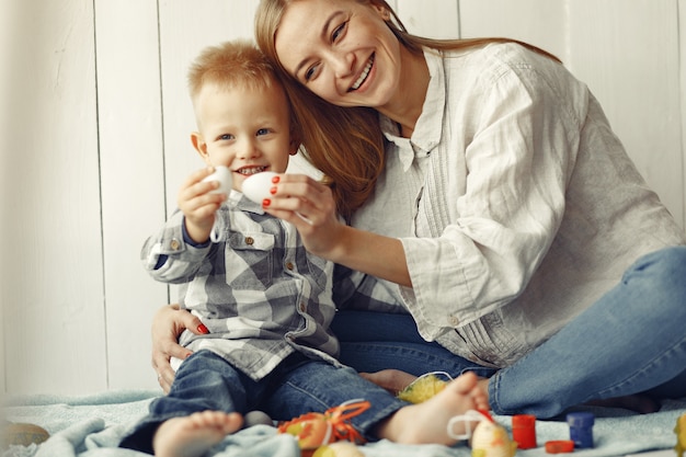 Mutter mit sohn bereitet ostern zu hause vor Kostenlose Foto