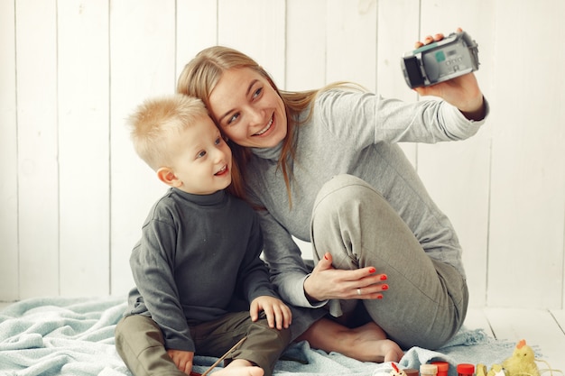 Mutter mit sohn bereitet ostern zu hause vor Kostenlose Foto