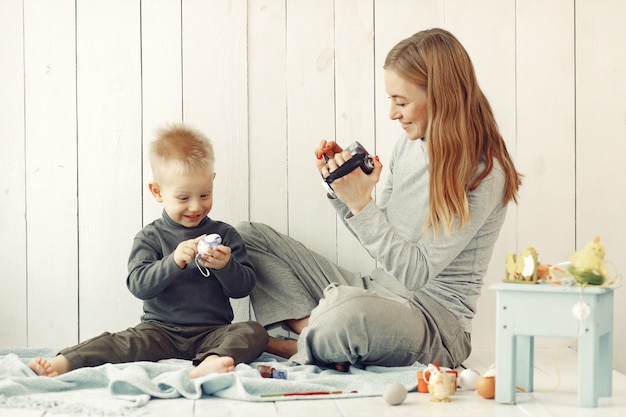 Mutter mit sohn zu hause bereiten sich auf ostern vor