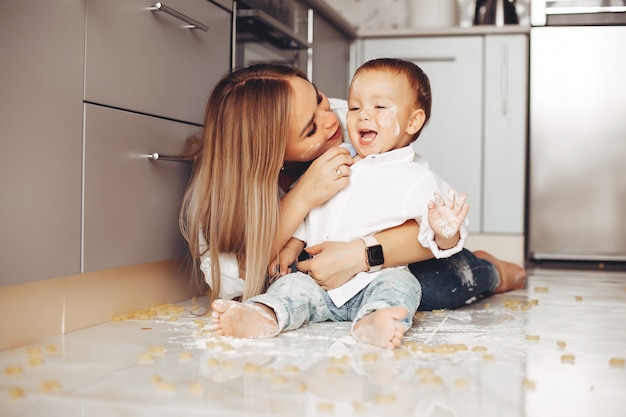 Mutter mit sohn zu hause Kostenlose Foto