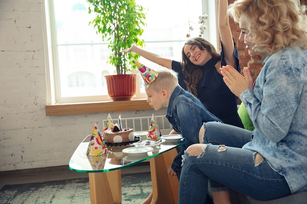 Mutter, sohn und schwester zu hause, die spaß haben und