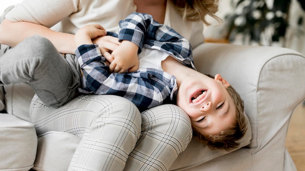 Mutter und kind spielen zusammen auf dem sofa | Kostenlose Foto