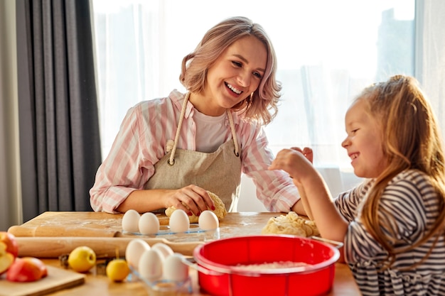 Mutter und kind tochter werden zu hause kochen, kekse oder