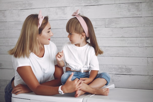 Mutter und kleine tochter haben spaß zu hause Kostenlose