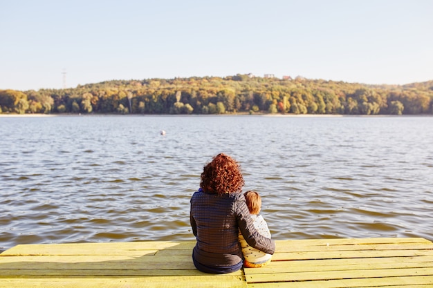 Mutter und sohn ruhen am see Kostenlose Fotos