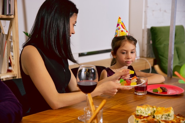 Mutter und tochter feiern zu hause geburtstag. große