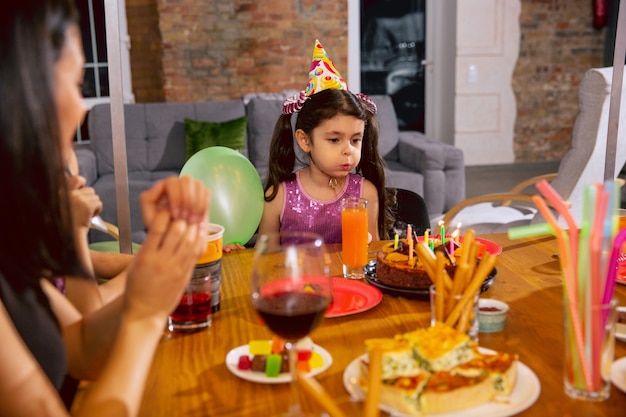 Mutter und tochter feiern zu hause geburtstag Kostenlose