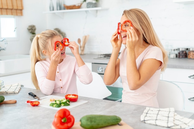 Mutter Und Tochter Machen Lustige Gesichter Mit Paprika Kostenlose Foto