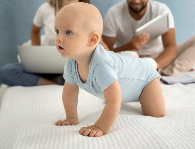 Mutter und vater arbeiten am laptop von zu hause aus