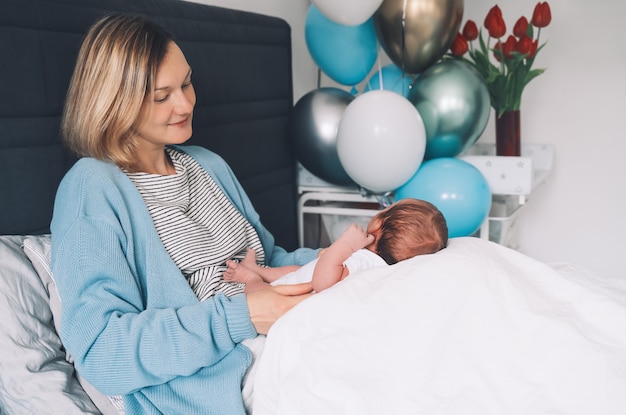 Nach der geburt des babys hält mutter und baby zu hause