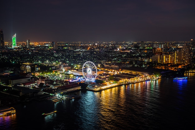 Nacht In Der Stadt Bangkok Und Auf Den Fluss Chao Phraya Und Das Riesenrad In Bangkok Premium Foto