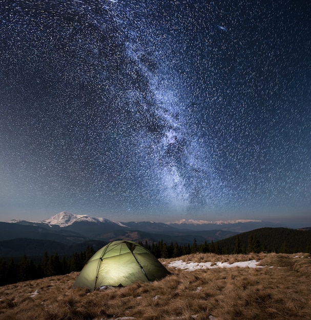 Nachtcamping Beleuchtetes Touristenzelt Unter Schonem Nachthimmel Voller Sterne Und Milchstrasse Im Hintergrund Schneebedeckte Berge Und Walder Premium Foto