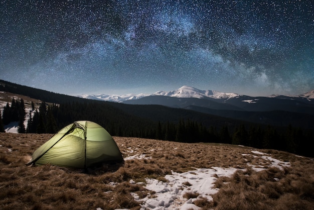 Nachtcamping Beleuchtetes Touristenzelt Unter Wunderschonem Nachthimmel Voller Sterne Und Milchstrasse Im Hintergrund Schneebedeckte Berge Und Walder Premium Foto