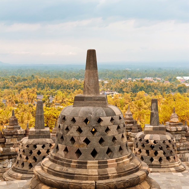 Nahaufnahme der alten  stupa im buddhistischen tempel 