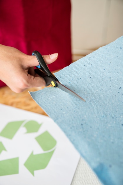 Nahaufnahme Der Hand Einer Frau Die Blaues Papier Mit Scheren Schneidet Kostenlose Foto