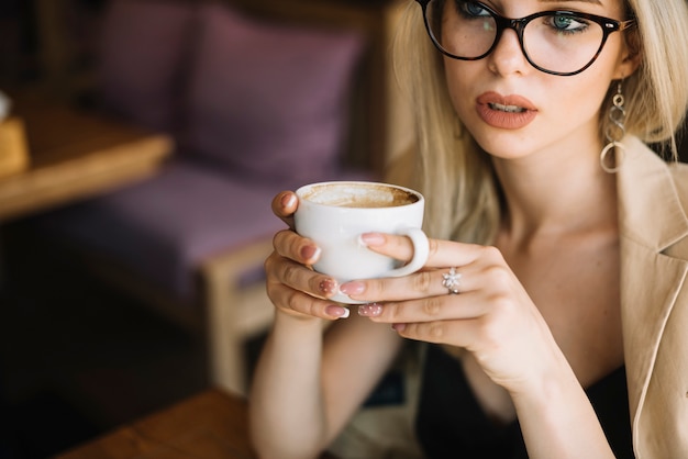 Nahaufnahme Der Jungen Frau Kaffeetasse Halten Kostenlose Foto