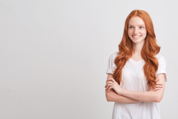 Nahaufnahme Der Schonen Rothaarigen Jungen Frau Mit Welligem Langem Haar Und Sommersprossen Tragt T Shirt Fuhlt Sich Traurig An Und Schaut Nach Vorne Isoliert Uber Weisse Wand Kostenlose Foto