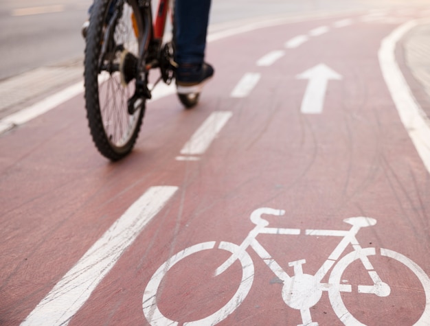 Nahaufnahme des fahrrades fahrrad auf der straße mit