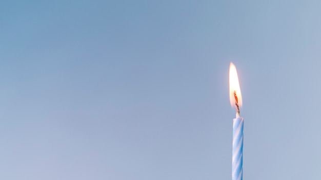 Kostenlos Foto Nahaufnahme Einer Belichteten Kerze Gegen Blauen Hintergrund