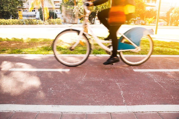 Nahaufnahme einer frau, die fahrrad im park fährt