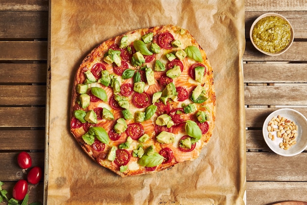 Nahaufnahme einer pizza mit gemüse auf holztisch | Kostenlose Foto