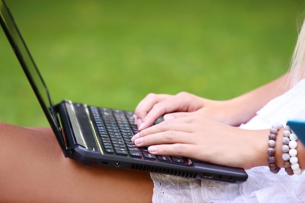 Nahaufnahme eines laptops im park Kostenlose Fotos
