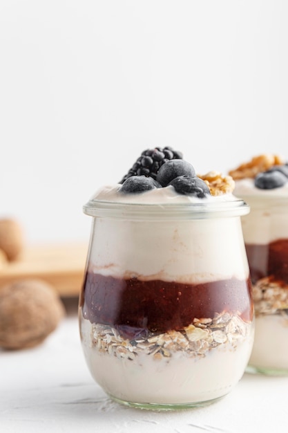 Nahaufnahme joghurt mit marmelade und früchten | Kostenlose Foto