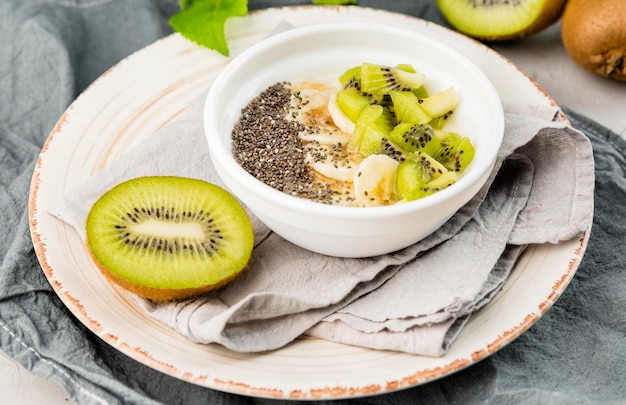 Nahaufnahme köstliches frühstück mit kiwi und milch | Kostenlose Foto