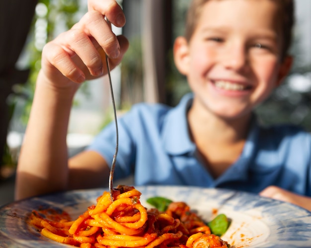 Nahaufnahme Smiley Junge Der Spaghetti Isst Kostenlose Foto