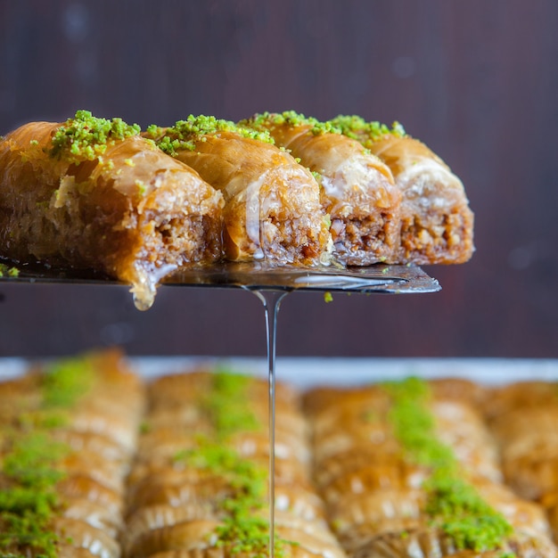 Nahaufnahme türkisches baklava-dessert aus dünnem gebäck, nüssen und ...
