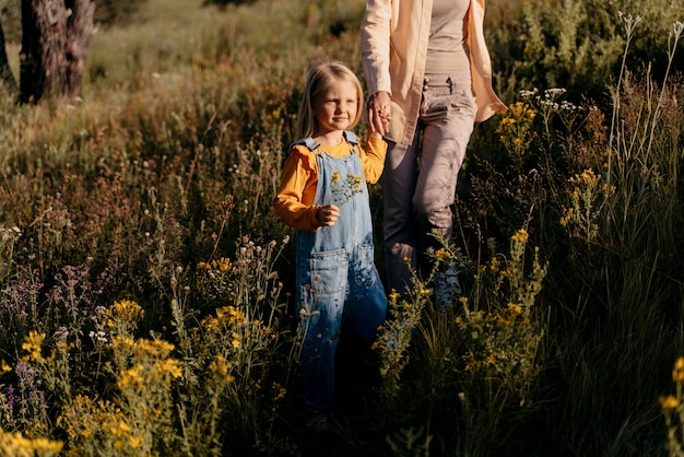 Nahaufnahme Von Mutter Und Madchen Die Handchen Halten Premium Foto