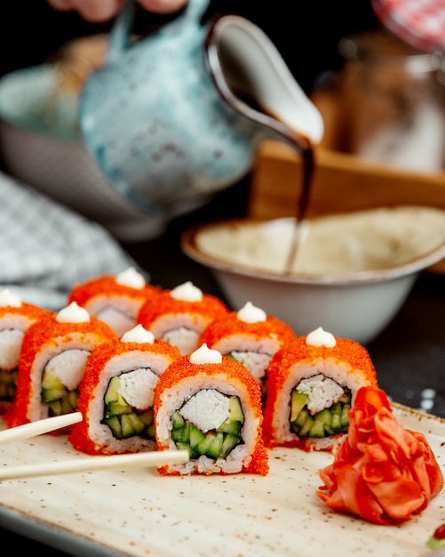 Nahaufnahme von sushi-rollen mit krabbenstangen gurke und avocado ...