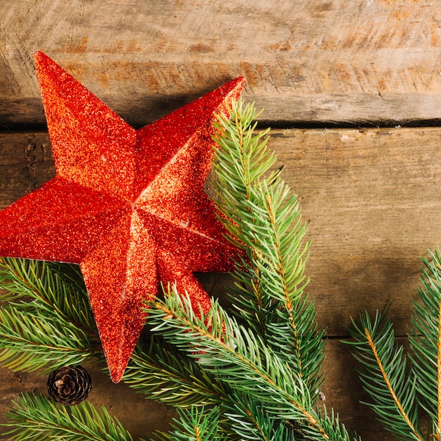 Nahaufnahme von weihnachtsstern auf tanne | Kostenlose Foto