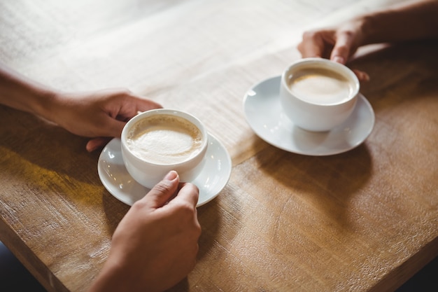 Nahaufnahme Von Zwei Tassen Kaffee Premium Foto