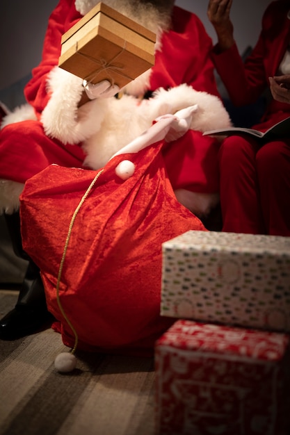 Nahaufnahme Weihnachtsmann Mit Weihnachtssack Kostenlose Foto