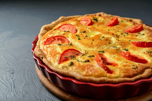 Nahaufnahmefoto der klassischen quiche-lorraine-torte mit tomaten | Kostenlose Foto