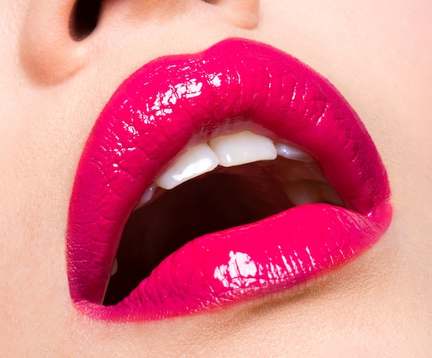 Nahaufnahmefoto einer schönen sexy roten lippen | Kostenlose Foto